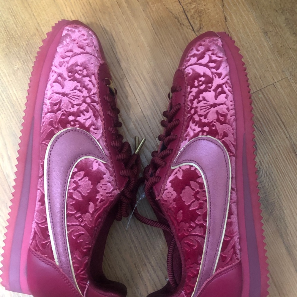 Women Nike Velour sneakers - Picture 6 of 8